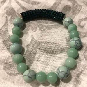 Elegant green marbeled elastic beaded bracelet